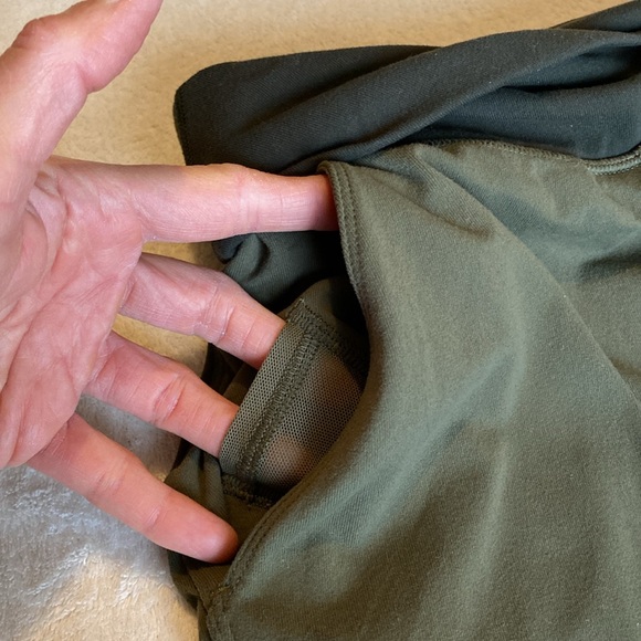 Lululemon SunSalutation Fold Down Waistband. Relaxed Fit. 7/8 Ruched Legs. Sz. 2 - Picture 12 of 16